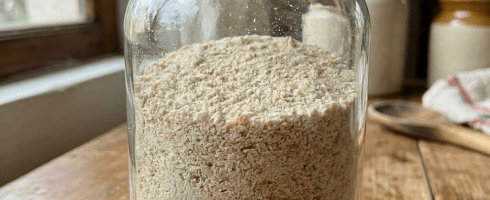 Glass jar labeled Jarwi Pito de harina tostada con azúcar containing toasted flour with sugar